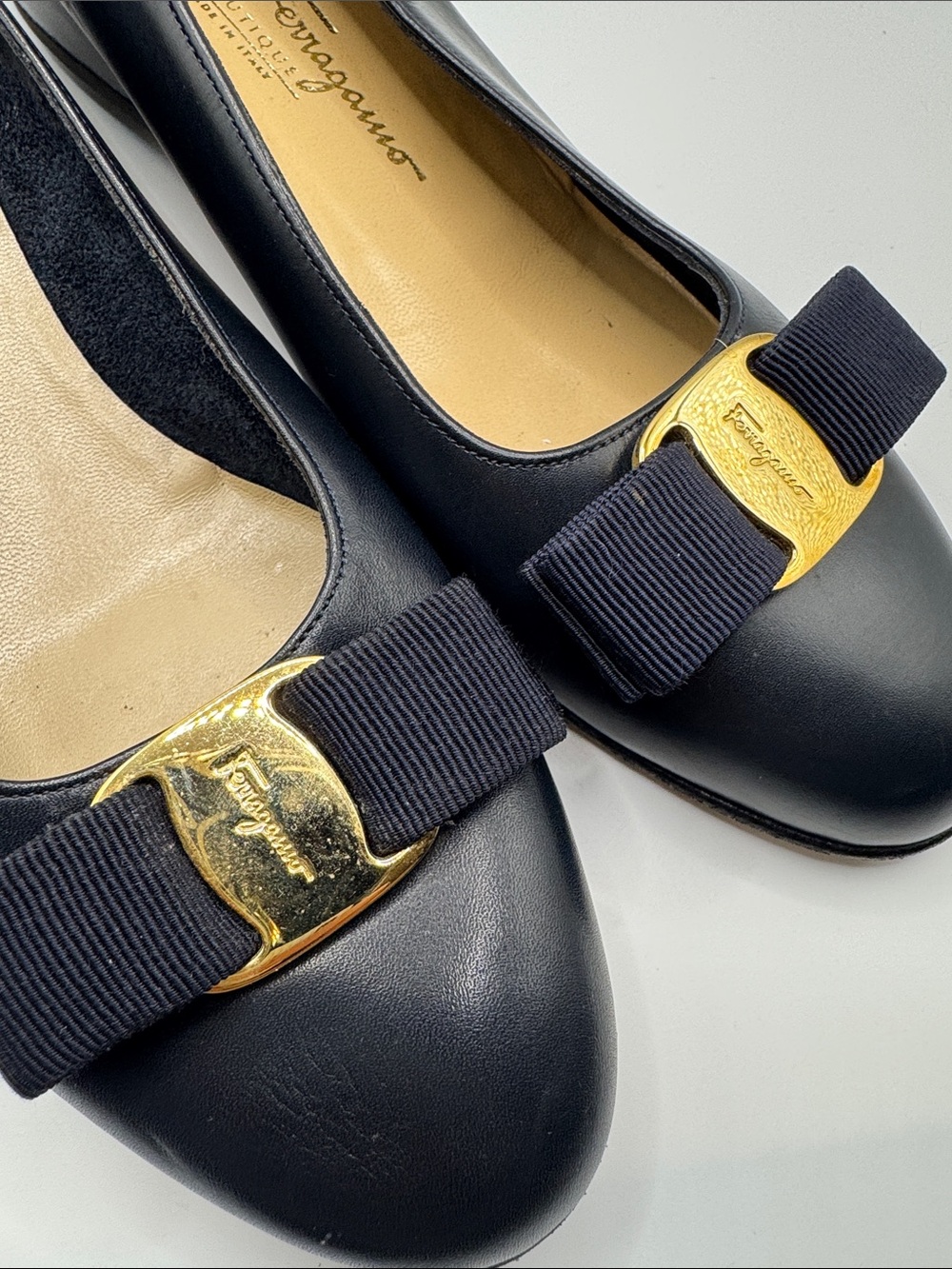 Salvatore Ferragamo navy blue Leather Vara Bow Pumps with Gold Buckle - Picture 5 of 13